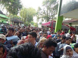 Susah Payah Antre Bikin e-KTP di Kota Bekasi, Begini Penampakannya