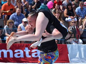 Lomba Lari Unik Sambil Gendong Istri di Finlandia