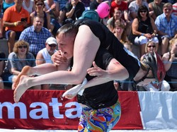 Lomba Lari Unik Sambil Gendong Istri di Finlandia