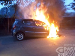 Mobil Terbakar di Cipayung Arah Kampung Rambutan Jaktim, Lalin Macet