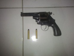 Sopir Truk ini Mabuk Masuk ke Kantor Polisi, Saat Digeledah Ternyata Bawa Pistol