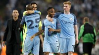 Para pemain Manchester City merayakan kemenangan. Dengan hasil ini, City menempati posisi kedua di klasemen Grup C dengan tiga poin, di bawah Barcelona yang kemarin melumat Celtic 7-0. Carl Recine/Reuters/detikFoto.