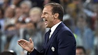 Massimiliano Allegri memberikan pengarahan kepada para pemain Juventus. Giorgio Perottino/Reuters/detikFoto.