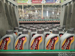 Melihat Pabrik Pelumas Canggih Buatan Indonesia