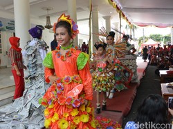 Berpakaian Sampah, Puluhan Pelajar ini Tetap Menawan Tampil di Karpet Merah