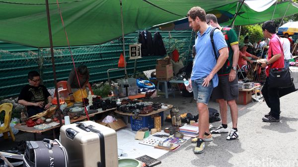 Pasar Loak di Negeri Seribu Satu Larangan