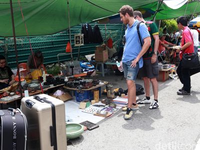 Pasar Loak di Negeri Seribu Satu Larangan