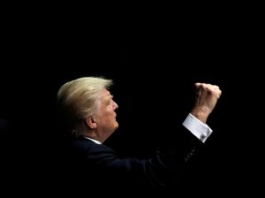 Tim Kampanye Trump Bantah Selingkuhan Bill Clinton Diundang dalam Debat