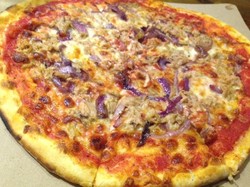 Yuk, Bersantai Sambil Menikmati Pizza Topping Tuna di Sini