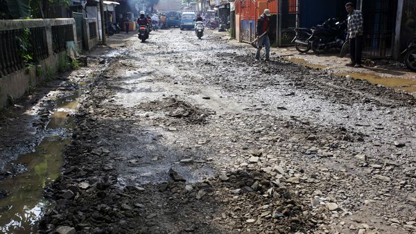 Jalan Rusak di Citayam Diuruk Kerikil
