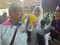 Menyiram Jemaah Haji Agar Terhindar dari Heatstroke