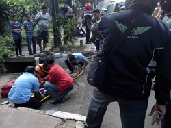 Tabrak Trotoar karena Oleng, Pengendara Motor Ini Luka di Kepala
