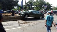 Toyota Camry Nyangkut di Separator Busway