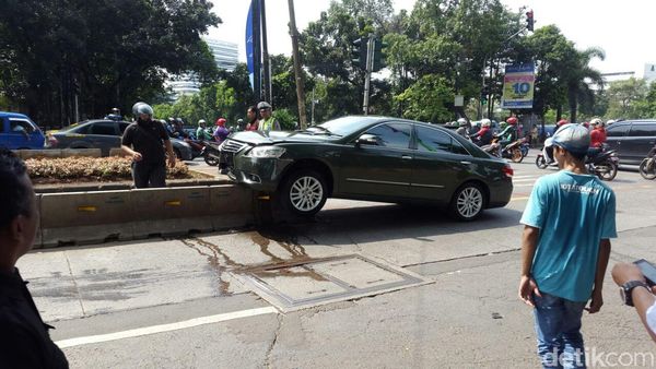 Toyota Camry Nyangkut di Separator Busway