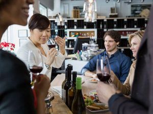 Studi: Dengan Cium Aroma Wine Saja Bisa Atasi Alzheimer dan Demensia