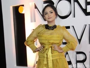 Golden Girls! Gita Gutawa Tampil Serba Kuning