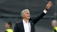 Jose Mourinho memberikan pengarahan kepada para pemain Manchester United. Matthew Childs/Reuters/detikFoto.