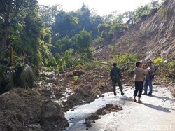 Jalan Nasional Pacitan-Trenggalek Lumpuh Tertutup Longsor