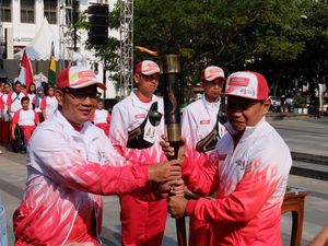 Api PON Jabar: Dikirab Susy Susanti dkk., Diterima Jokowi, Disulut Karateka Cilik Api PON Jabar: Dikirab Susy Susanti dkk., Diterima Jokowi, Disulut Karateka Cilik