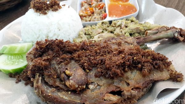 Pedasnya Bebek Crispy dengan Paduan Dua Jenis Sambal Khas Bali