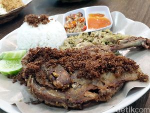 Pedasnya Bebek Crispy dengan Paduan Dua Jenis Sambal Khas Bali