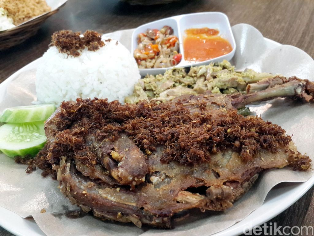 Pedasnya Bebek Crispy dengan Paduan Dua Jenis Sambal Khas Bali Pedasnya Bebek Crispy dengan Paduan Dua Jenis Sambal Khas Bali