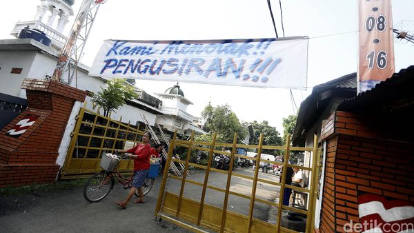 Tolak Eksekusi, Warga Eks Yon Angkub Jaga Pintu Masuk Kompleks