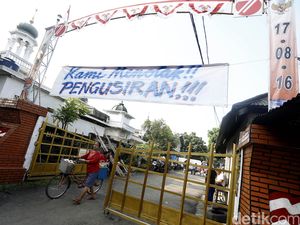 Tolak Eksekusi, Warga Eks Yon Angkub Jaga Pintu Masuk Kompleks