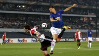 Zlatan Ibrahimovic melompat untuk berebut bola dengan Eric Botteghin. Matthew Childs/Reuters/detikFoto.