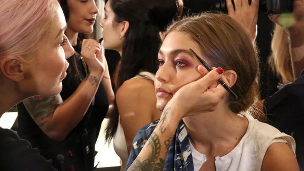 Mengintip Gigi Hadid di Backstage New York Fashion Week