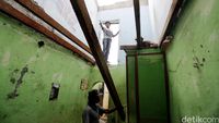 Warga Bukit Duri Mulai Bongkar Rumahnya