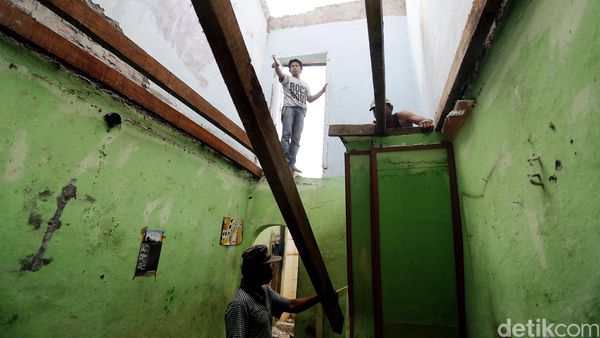 Warga Bukit Duri Mulai Bongkar Rumahnya