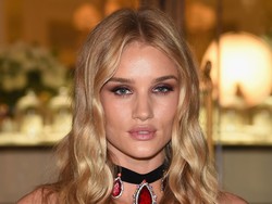 Begini Rumitnya Persiapan Rosie Huntington-Whiteley untuk Selfie