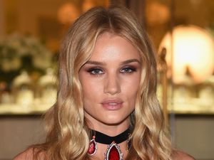 Bukan Bedak Atau Lipstik, Ini Makeup Andalan Rosie Huntington-Whiteley Bukan Bedak Atau Lipstik, Ini Makeup Andalan Rosie Huntington-Whiteley