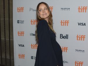 Olivia Wilde Curhat Kejamnya Penumpang Kereta, Tak Beri Duduk Ibu Hamil