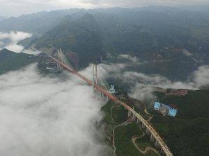 Penampakan Jembatan Tertinggi di Dunia yang Baru Selesai di China