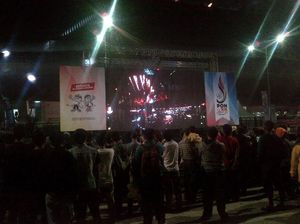 Antusiasnya Warga Jabar Nobar Pembukaan PON di Luar Stadion GBLA Antusiasnya Warga Jabar Nobar Pembukaan PON di Luar Stadion GBLA