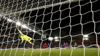 Gawang Chelsea kembali kebobolan di menit ke-36. Gawang yang dikawal Courtois dibobol oleh Jordan Henderson. John Sible/Reuters/detikFoto.