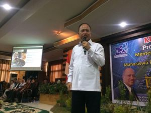 Menristek ke Penerima Beasiswa di Untan: Jangan Mikir Demo dan YouTube Saja Menristek ke Penerima Beasiswa di Untan: Jangan Mikir Demo dan YouTube Saja