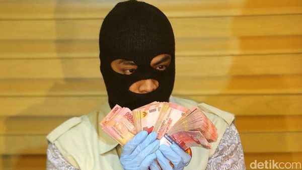 Barang Bukti Uang Suap Ketua DPD Irman Gusman