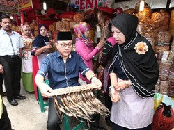 Ketua MPR Roadshow ke Sumbar: Hadiri Pembangunan Masjid hingga Goreng Keripik