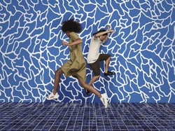 Kolaborasi Label Teva dan Ugg Boots Disebut Hasilkan Sepatu Terburuk