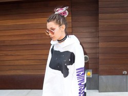 Tak Butuh Heels, Bella Hadid Punya 50 Pasang Sneakers