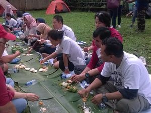Botram, Pesta Makan di Atas Daun Pisang Ala Piknik Goes To Citarum
