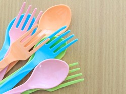 Cegah Kanker, Orang Tua Harus Cermat Pilih-pilih Produk Plastik untuk Anak