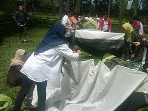 Piknik Goes To Citarum: Lomba Mendirikan Tenda yang Seru