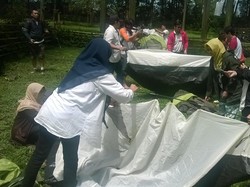 Piknik Goes To Citarum: Lomba Mendirikan Tenda yang Seru