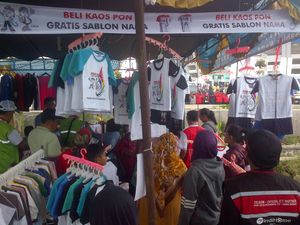 Menjelang Pembukaan, Stadion GBLA Ramai Pedagang Pernak-Pernik PON Menjelang Pembukaan, Stadion GBLA Ramai Pedagang Pernak-Pernik PON