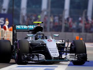 Rosberg Melesat untuk Raih Pole