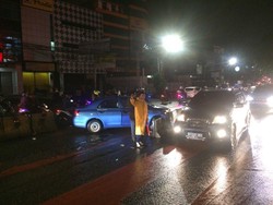 Taksi Menabrak Separator Busway Gandaria City Jakarta, Lalu Lintas Macet